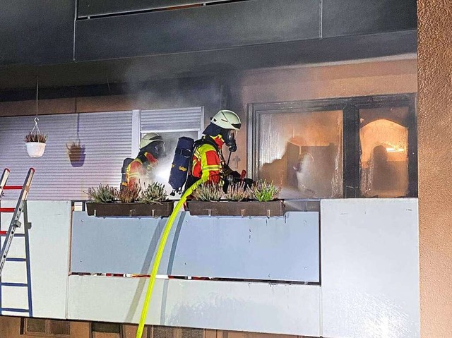 Nicht mehr viel lschen musste die Feu...reits mit einem Feuerlscher bekmpft.  | Foto: Feuerwehr