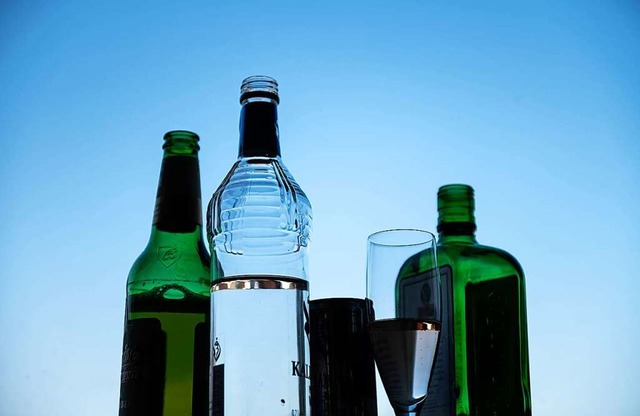 Die Sucht nach Alkohol ist eine Krankheit, die man behandeln kann.  | Foto: Silas Stein (dpa)