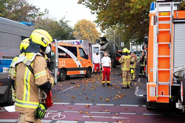 Berlin: Verunglckte Radfahrerin nach ... mit Betonmischer fr hirntot erklrt.  | Foto: Paul Zinken (dpa)