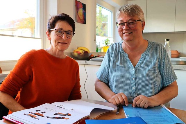 Jutta Schr (links) und Sabine Suhl zi...st nach vier Jahrzehnten aufgebraucht.  | Foto: Martha Weishaar