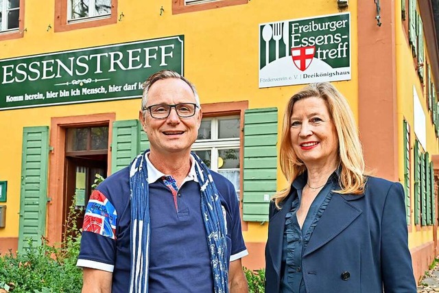 Der erste Vorsitzende Rinaldo Novi und...erin Ingrid Conzen vor dem Essenstreff  | Foto: Michael Bamberger