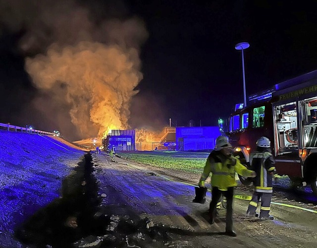 Das Feuer bei der Firma Geveko am Zubringer war von Weitem zu sehen.   | Foto: Volker Mnch