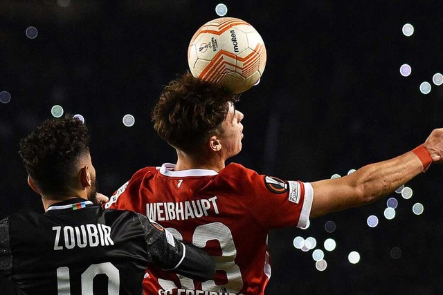Abdellah Zoubir von Qarabag Agdam (r) ...burgs Mittelfeldspieler Noah Weihaupt  | Foto: TOFIK BABAYEV (AFP)