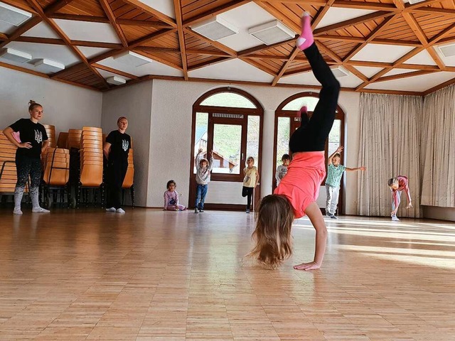 Ukrainische und deutsche Kinder tanzen...m Kurs der Volkshochschule Dreisamtal.  | Foto: Laura Knig