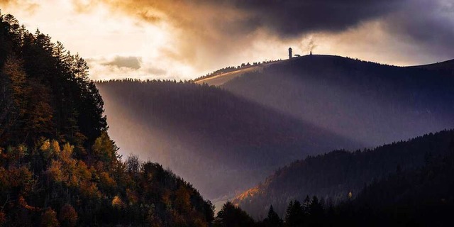 Die Sonnenstrahlen der tiefstehenden H...bergturm auf dem Gipfel des Feldbergs.  | Foto: Philipp von Ditfurth (dpa)
