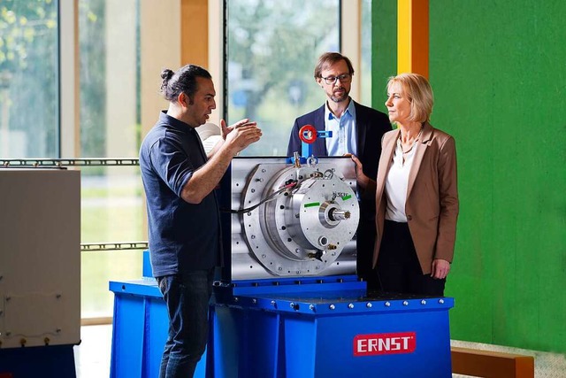 Im Regionalen Innovationszentrum fr E...n am Prfstand fr Hybrid-E-Maschinen.  | Foto: Jigal Fichtner/Hochschule Offenburg