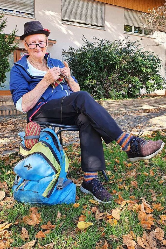 Christa Kaul strickt Socken auf dem Schlossplatz.  | Foto: Ulrike Strter