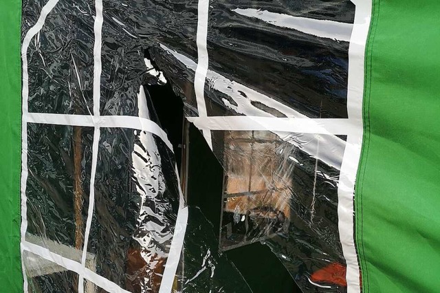 Unbekannte haben die Zeltwand der Test...on in Denzlingen aufgeschlitzt &#8230;  | Foto: Harun Yildiz