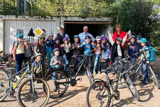 Hurra! Alle Kinder haben die Fahrradprfung bestanden