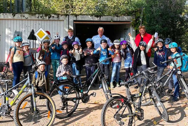 Nach bestandener Prfung: die Kinder d... und dem Klassenlehrer Andreas Schurig  | Foto: Antje Welz