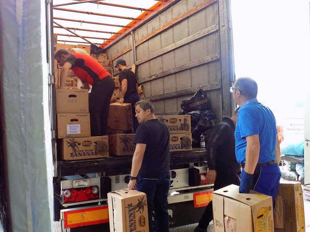Die Hilfstransporte reien nicht ab. E...erk Ukraine im Lager Rhina Spenden an.  | Foto: Chymo,Brigitte