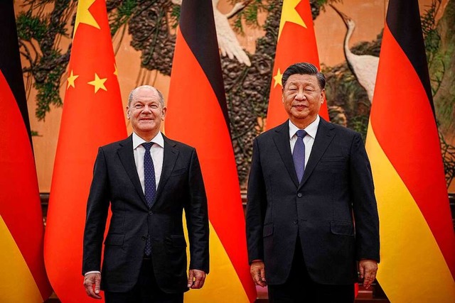 Bundeskanzler Olaf Scholz und Chinas S...ident Xi Jinping am Freitag in Peking.  | Foto: KAY NIETFELD (AFP)