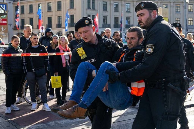 Protest in Mnchen am Donnerstag. Es gibt 30 Tage Polizeigewahrsam.  | Foto: Lennart Preiss (dpa)