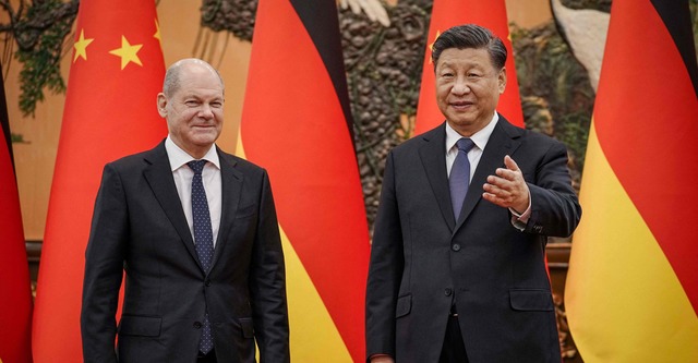 Ohne Maske, wegen Corona aber auch ohn...i Jinping begrt Kanzler Olaf Scholz.  | Foto: KAY NIETFELD (AFP)