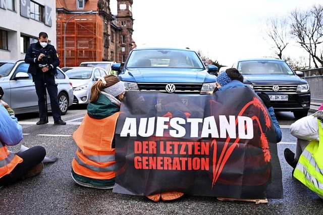 Im Februar blockierten Aktivisten der ...Generation&#8220; die B31 in Freiburg.  | Foto: Thomas Kunz