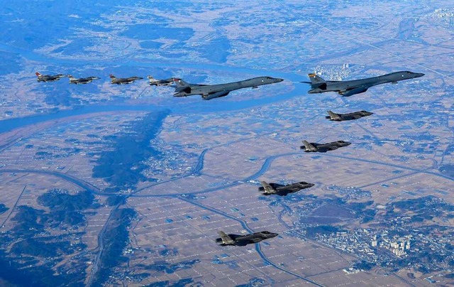 Zwei B-1B-Bomber der US-Luftwaffe, vie...gen ber die sdkoreanische Halbinsel.  | Foto:  Uncredited/South Korean Defense Ministry  (dpa)