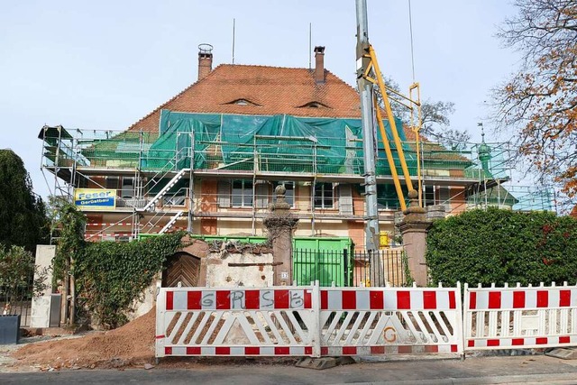 Am Schloss Buchholz steht derzeit ein Baugerst.  | Foto: Sylvia Sredniawa