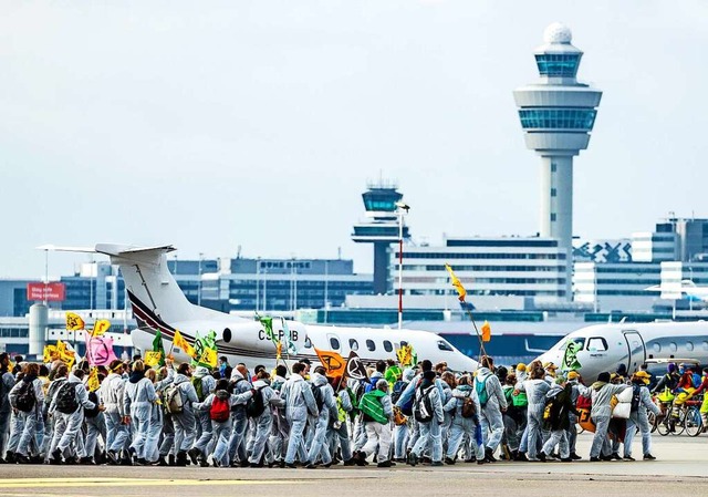 Klimaaktivisten auf dem Amsterdamer Flughafen Schiphol  | Foto: Remko De Waal (dpa)