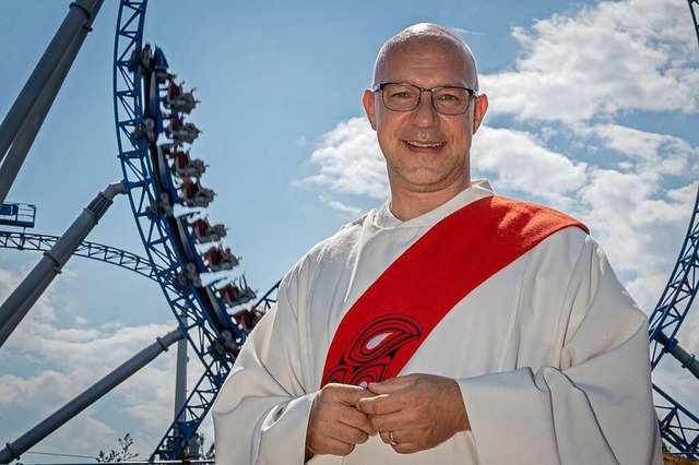 Thomas Schneeberger vor dem Looping der Blue-Fire-Achterbahn  | Foto: Europa-Park (Bernhard Rein)