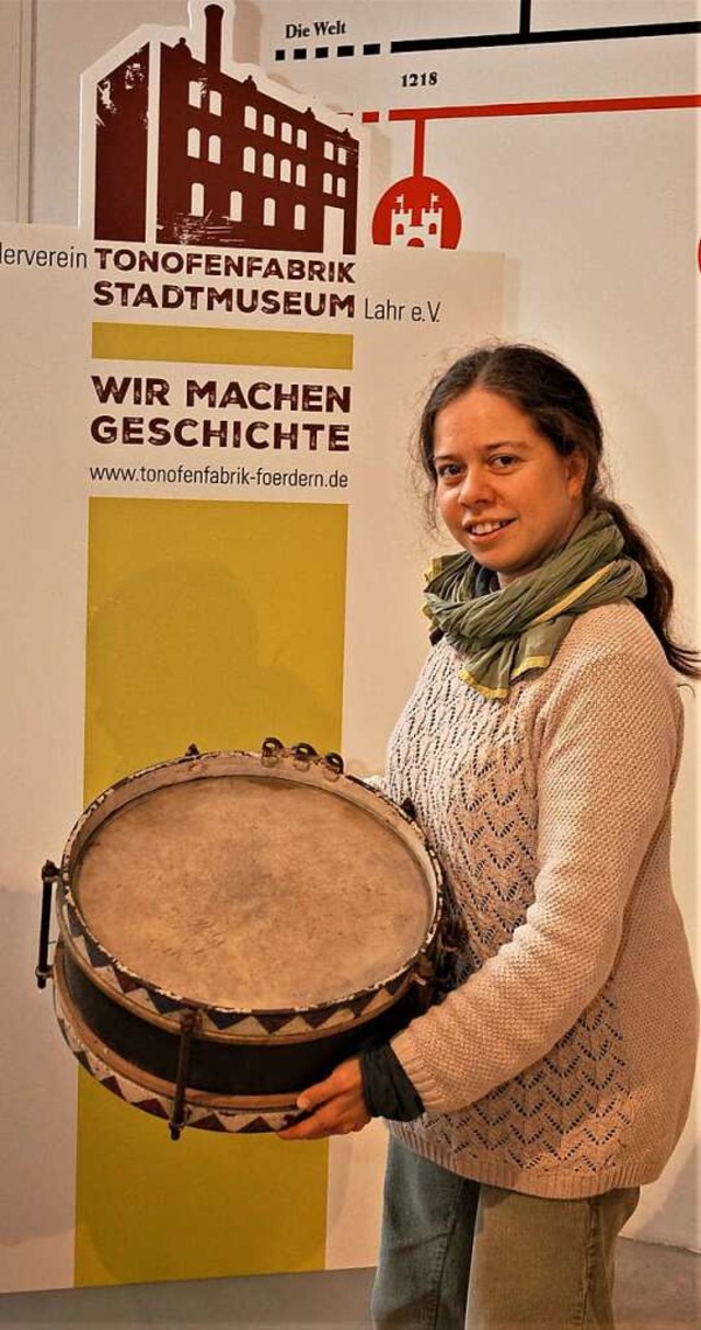 Stadthistorikerin Elise Voerkel mit einer Trommel des Ring- und Stemmbundes  | Foto: Wolfgang Beck