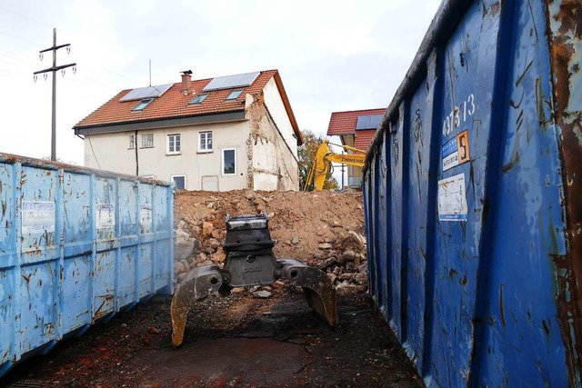 Das Haus Krebs steht nun ohne seine Na... Materialien vom Abbruch in Container.  | Foto: Victoria Langelott