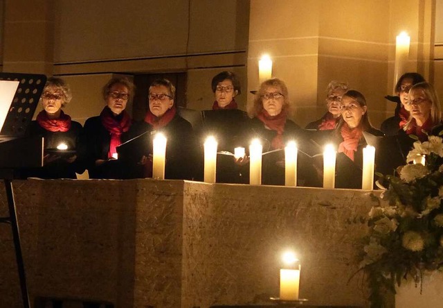 Nur im Kerzenschein sang der Chor Cant...en Stunde Ad Noctem in St. Bonifatius.  | Foto: Roswitha Frey