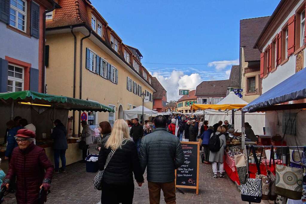 Der Martinimarkt In Ettenheim Füllt Die Gassen In Der Altstadt Ettenheim Badische Zeitung 4575