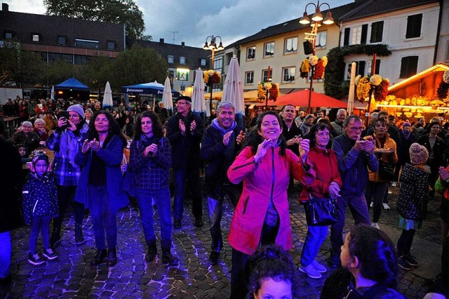 Sich warm getanzt haben zahlreiche Gs...Musik von &#8222;Flecha Negra&#8220;.   | Foto: Bettina Schaller