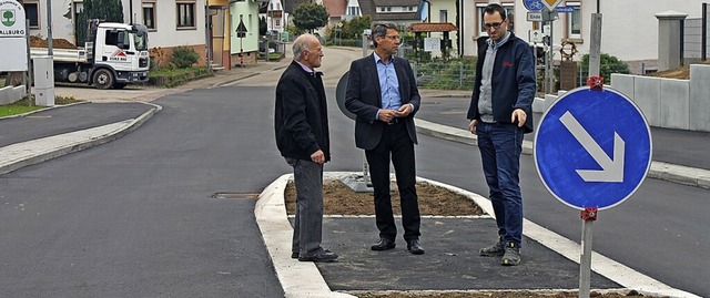 Gemeinsam machten sich Wallburgs Ortsv...hrt. Es fehlen noch die Markierungen.   | Foto: Stadt