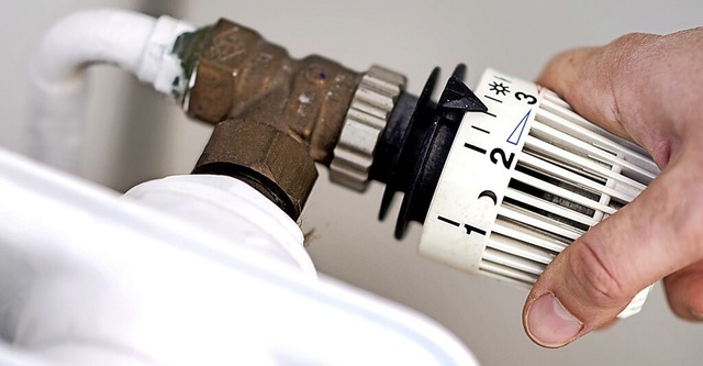 Der richtige Dreh am Thermostat hilft beim Energiesparen.  | Foto: Hauke-Christian Dittrich (dpa)