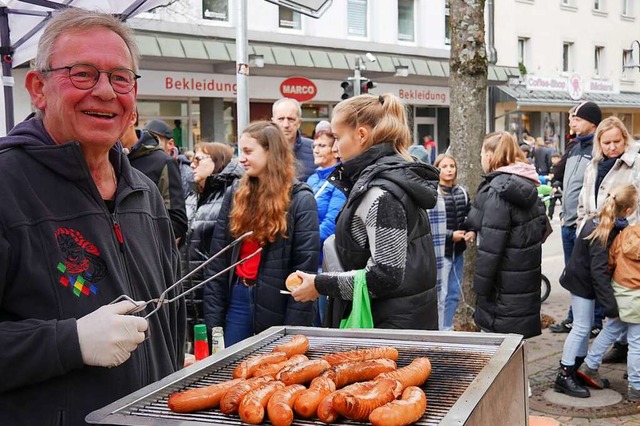 Wurst um Wurst - der Spielmannszug hatte viel zu tun.  | Foto: Eva Korinth