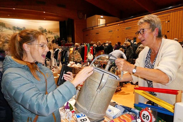 Daniela Kaiser aus Gndelwangen und An...Euro fr die alte Zinngiekanne einig.  | Foto: Christa Maier