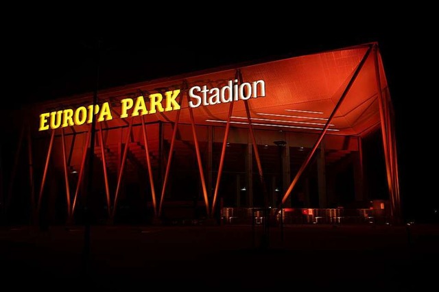Ein Archivbild vom 25. November 2021 zeigt das Europa-Park-Stadion bei Nacht.  | Foto: Achim Keller