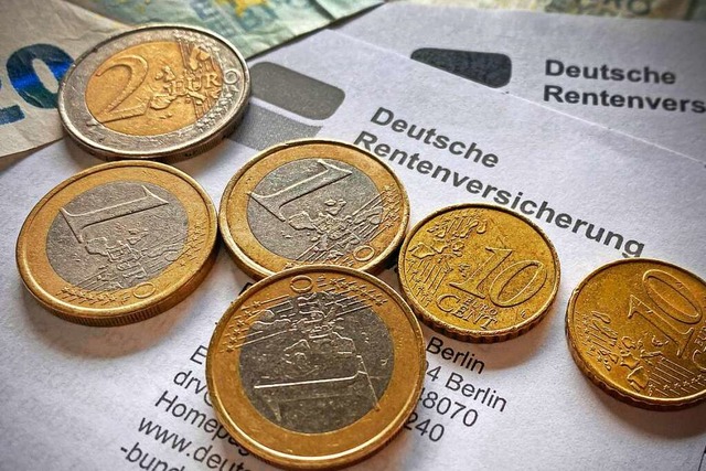 Euro-Mnzen liegen auf einem Rentenbescheid. (Symbolbild).  | Foto: FrankHoemann/SVEN SIMON via www.imago-images.de