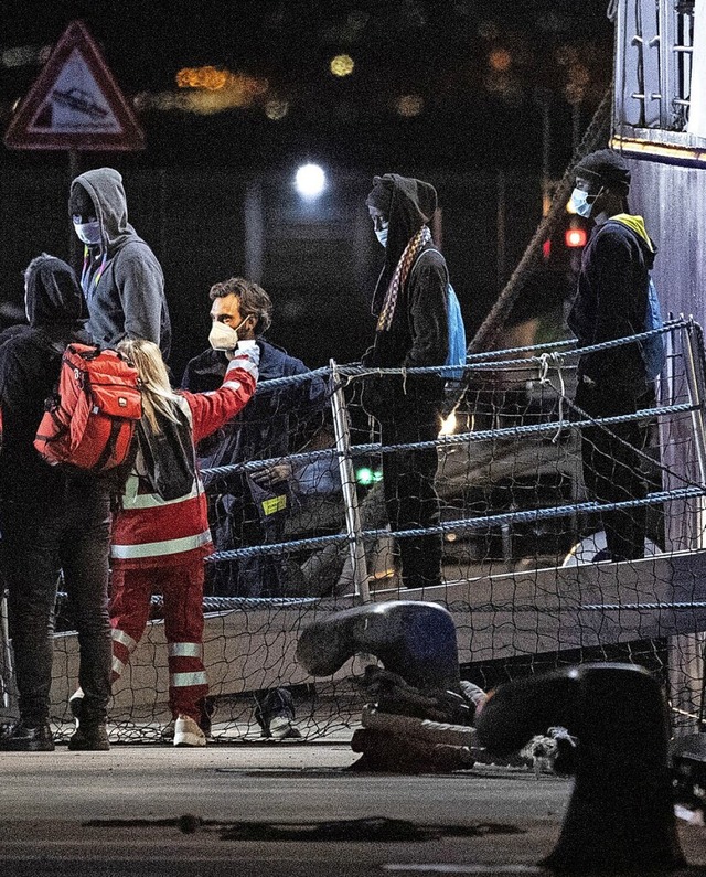 Migranten verlassen die Humanity 1.  | Foto: Salvatore Cavalli (dpa)