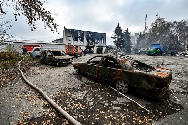 Saporischschja: Blick auf zwei Autos, ...ischen Raketenangriff zerstrt wurden.  | Foto: - (dpa)