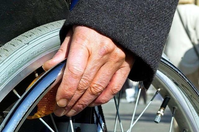 Unbekannter Radler stiehlt Rollstuhlfahrer im Vorbeifahren dessen Handy
