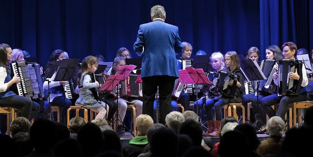 Bei den Harmonikafreunden mit dabei war auch der Akkordeonnachwuchs.   | Foto: Volker Mnch