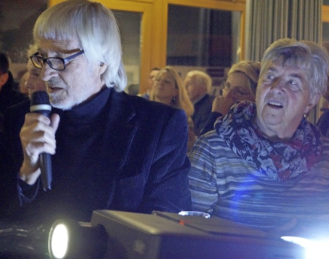 Neben Dias gab Gastgeber Gnter Meyer beim Dorfabend auch Gedichte zum Besten.  | Foto: Silke Hartenstein