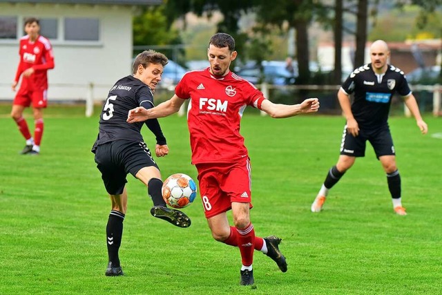 Leon Friedrich vom VfR Hausen  kann hi...tegener Marcel Krner nicht aufhalten.  | Foto: Daniel Thoma