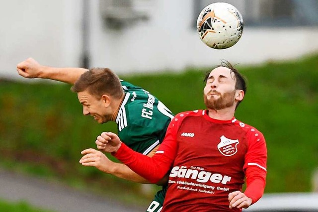 Andreas Glagau (TuS Kleines Wiesental,...llduell gegen Dominik Hug  (FC Hausen)  | Foto: Gerd Grndl