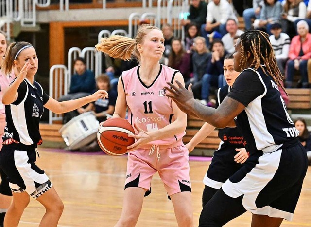 Katharina Hirt (am Ball) und ihre Mits...ferstadt  in Ballnhe in berzahl war.  | Foto: Achim Keller