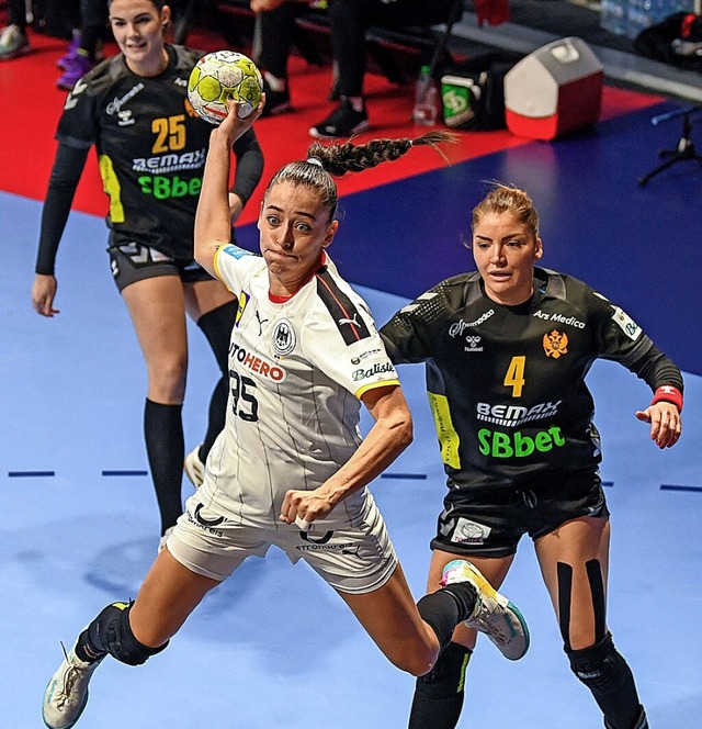 Hier setzt sich die deutsche Spielerin Johanna Stockschlader (mit Ball) durch.  | Foto: SAVO PRELEVIC (AFP)