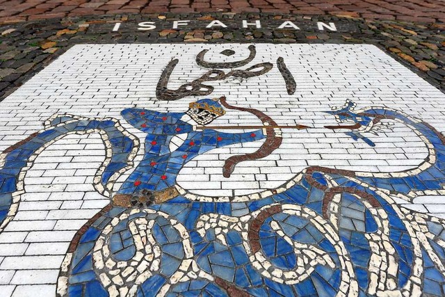 Das Wappen Isfahans vor dem Rathaus so...g fr die  Sitzung an diesem Dienstag.  | Foto: Ingo Schneider