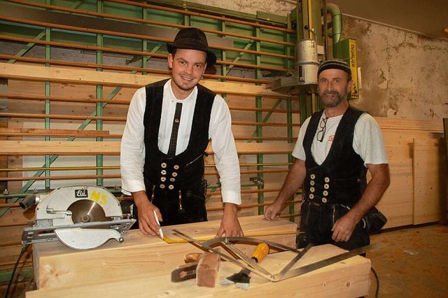 Wandergeselle Pierre Mhlfeld (links) und Markus Sailer in der Werkstatt  | Foto: Petra Wunderle