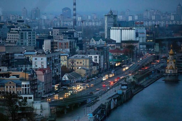 Das Zentrum von Kiew ist ohne Strom, n...riffe in der Ukraine getroffen wurden.  | Foto: Oleksii Chumachenko (dpa)