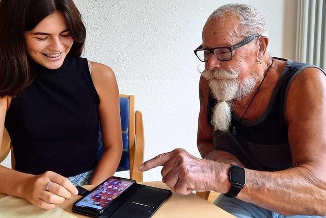 Digitale Sprechstunde in Schopfheim: Wenn Senioren Smartphone lernen