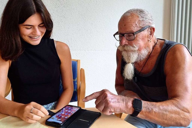 Leni Strbe hilft in der digitalen Spr...im Umgang mit Smartphones und Tablets.  | Foto: privat