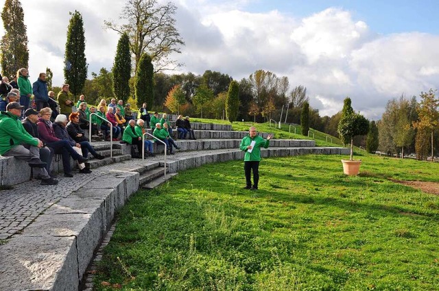 Neuenburgs Brgermeister Joachim Schus...en Fhrungsteilnehmern am Amphitheater  | Foto: Jutta Schtz