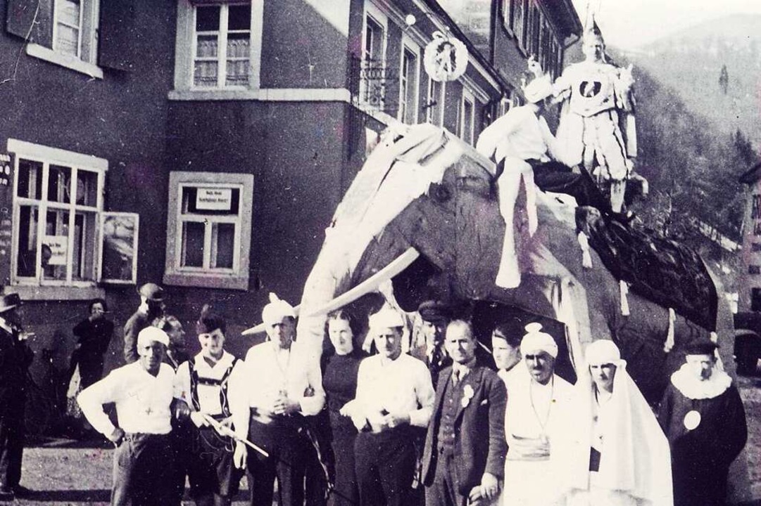 1938: Grönländer mit Fasnachtsprinz Max Umber vor dem &#8222;Wilden Mann&#8220;  | Foto: Archiv Uli Merkle